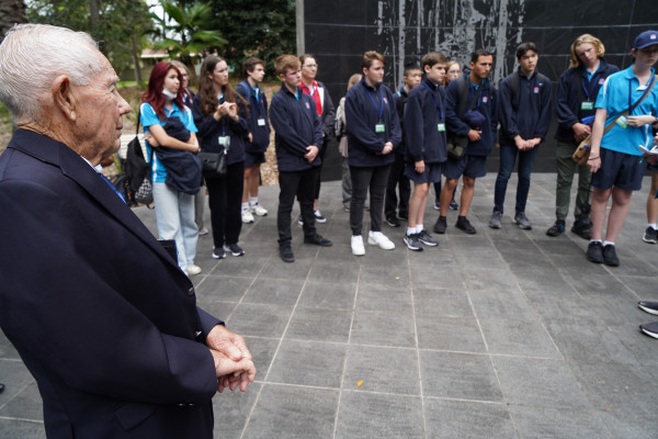 Second World War Veteran Reg Chard talking to the scholars at the Kokoda Track M